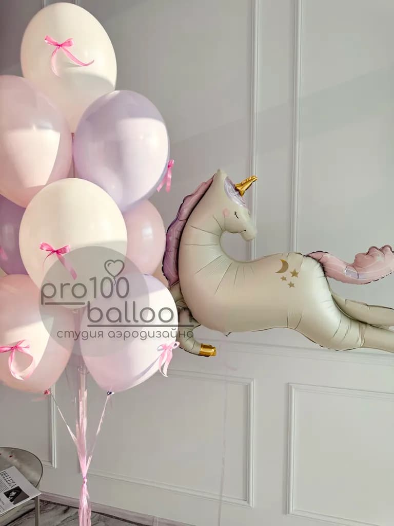 Нежные воздушные шары с розовыми бантиками и фигурой единорожки