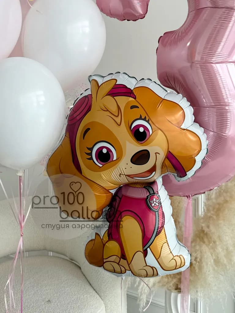 Розовая фольгированная цифра 3 и фигура щенка рядом с воздушными шариками